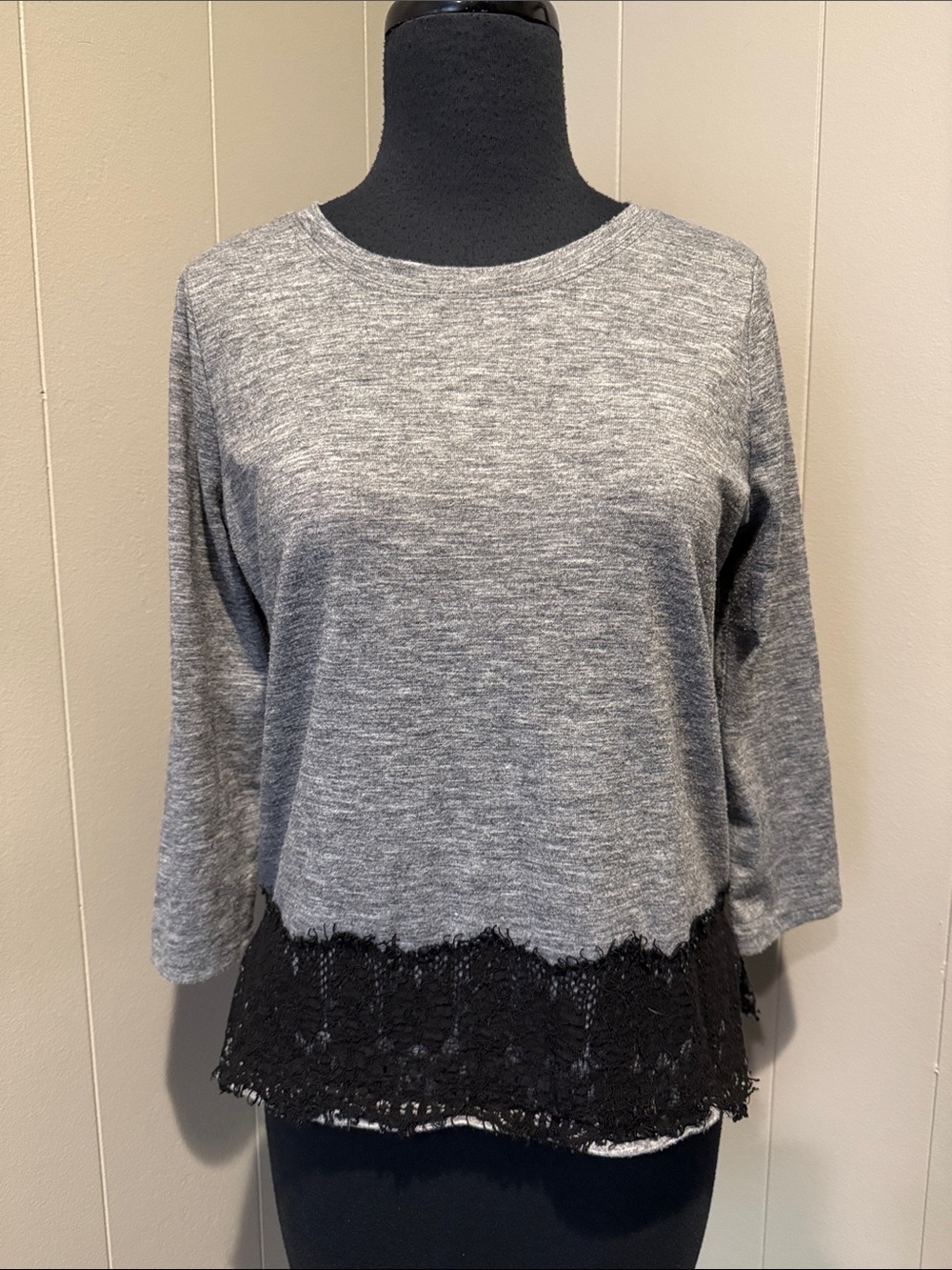 B44 Ann Taylor LOFT Gray Long-Sleeve Top with Black Lace Trim